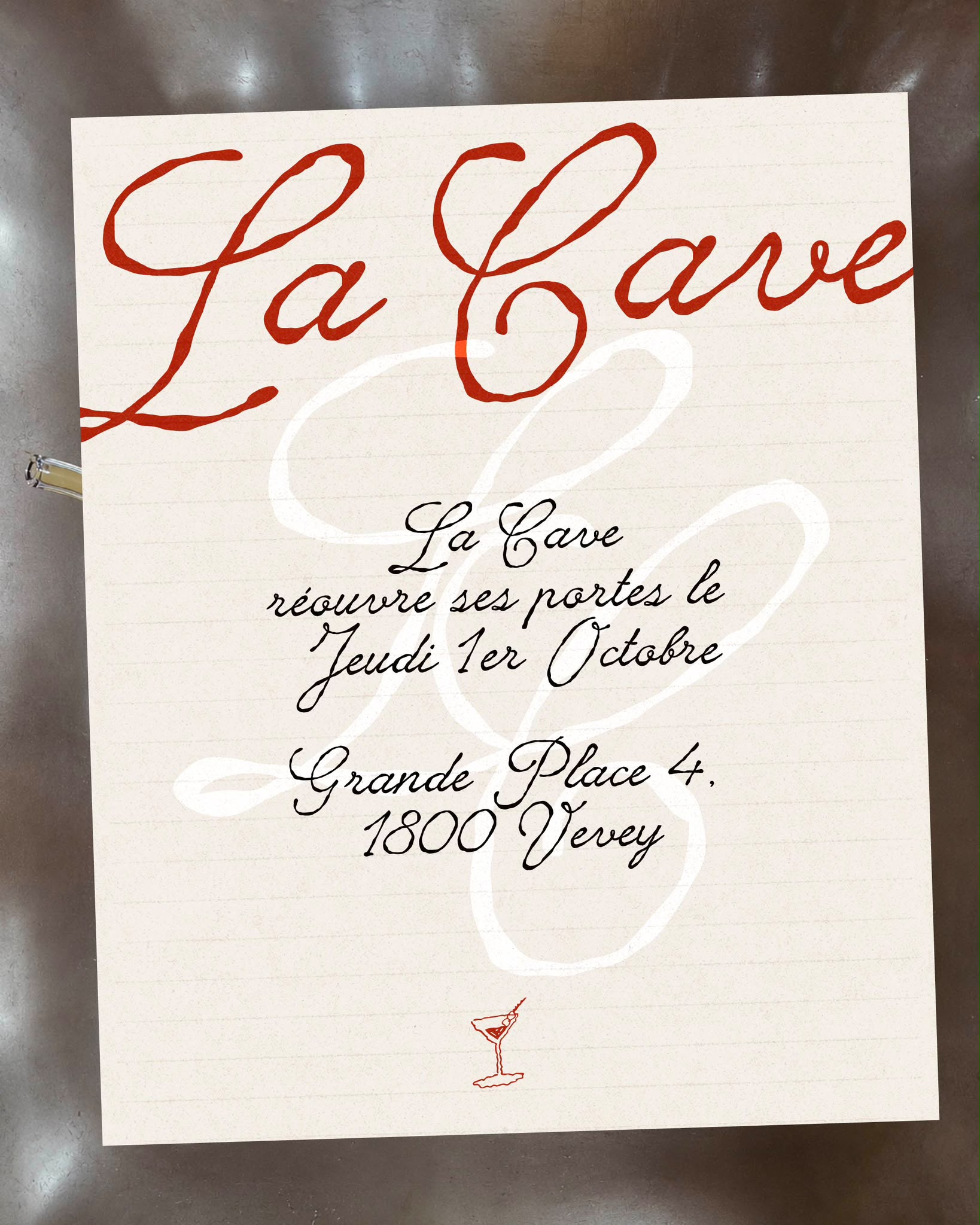 Deux personnes trinquent au bar de La Cave